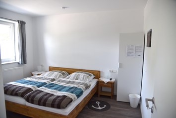 Rollstuhl-Urlaub: Schlafzimmer mit Pflegebetteinsatz auf der Innenseite  - Urlaubsziel Hooksiel - Barrierearm