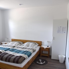 Rollstuhl-Urlaub: Schlafzimmer mit Pflegebetteinsatz auf der Innenseite  - Urlaubsziel Hooksiel - Barrierearm