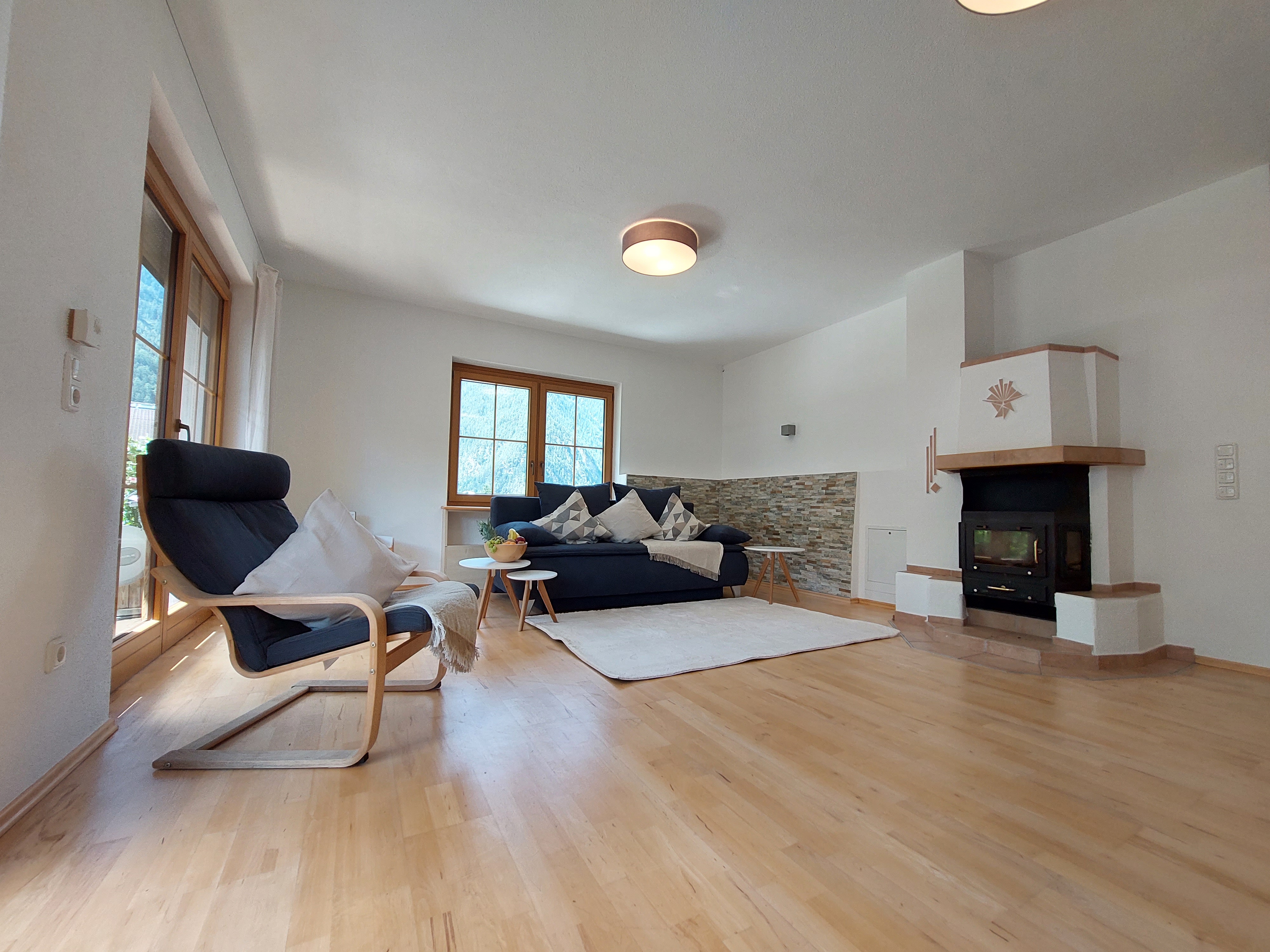 Rollstuhl-Urlaub: Großzügiges lichtdurchflutetes Wohnzimmer  - Mandla's Hoamat 