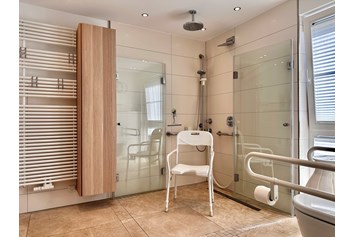 Rollstuhl-Urlaub: Dusche mit freistehendem Duschsitz - Landhaus Wilkens