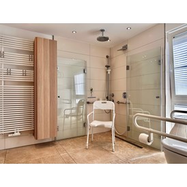 Rollstuhl-Urlaub: Dusche mit freistehendem Duschsitz - Landhaus Wilkens