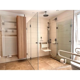 Rollstuhl-Urlaub: Dusche mit eingehängtem Duschsitz - Landhaus Wilkens