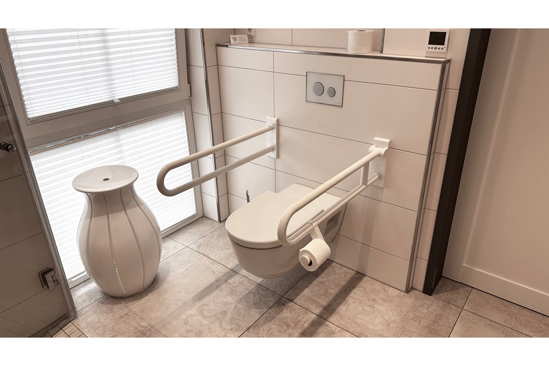 Rollstuhl-Urlaub: Toilette mit Haltegriffen (rechter, vorderer Griff hochklappbar) - Landhaus Wilkens