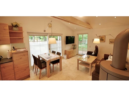 Rollstuhlgerechte Unterkunft - Unterkunftsart: Ferienhaus - Wohn-/ Schlafzimmer - Landhaus Wilkens - Bungalow Nordlicht