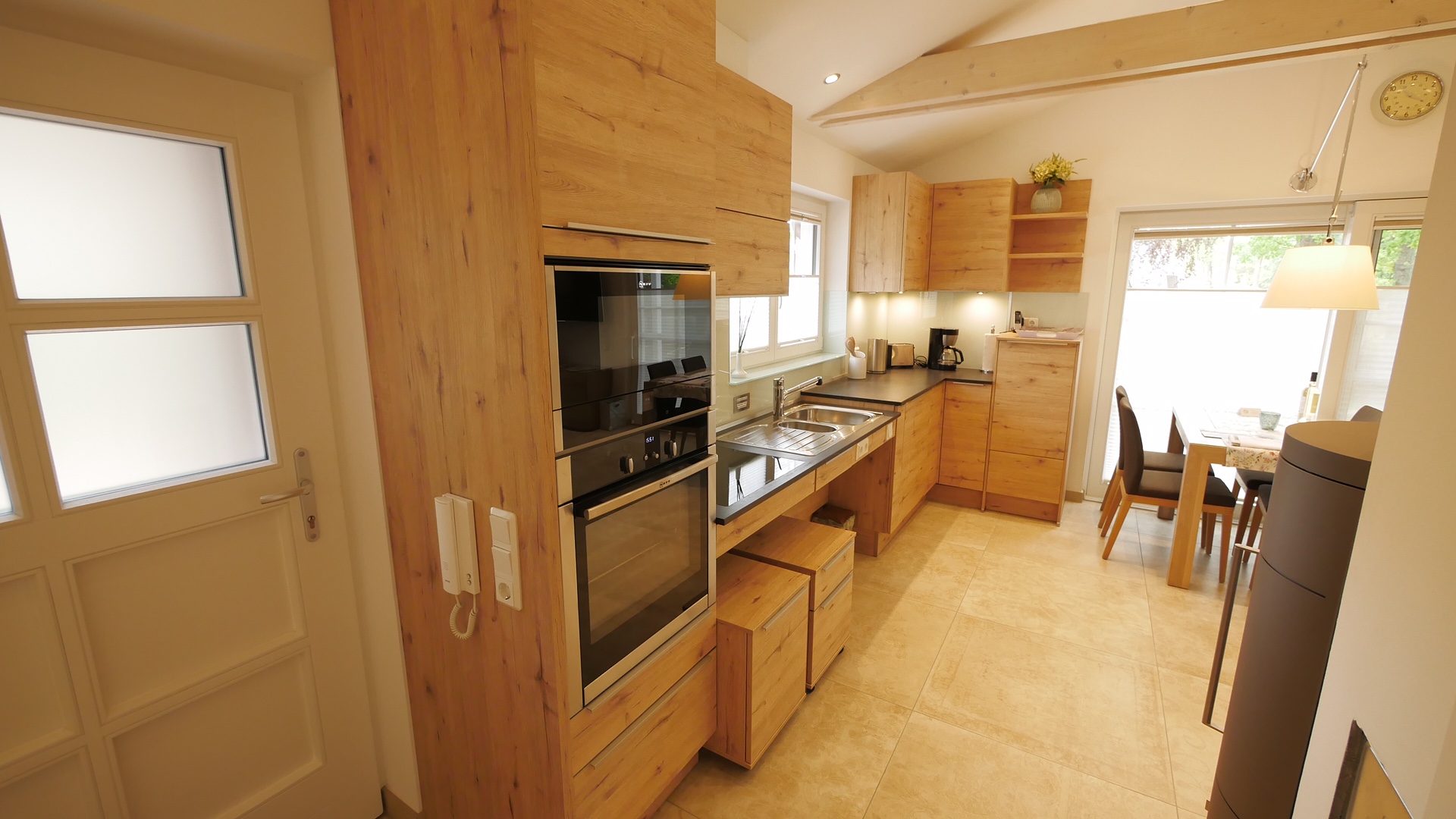 Rollstuhl-Urlaub: Küchenzeile - Landhaus Wilkens - Bungalow Nordlicht