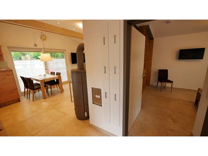 Rollstuhlgerechte Unterkunft - Unterkunftsart: Ferienhaus - Blick in Wohn- und Schlafzimmer - Landhaus Wilkens - Bungalow Nordlicht