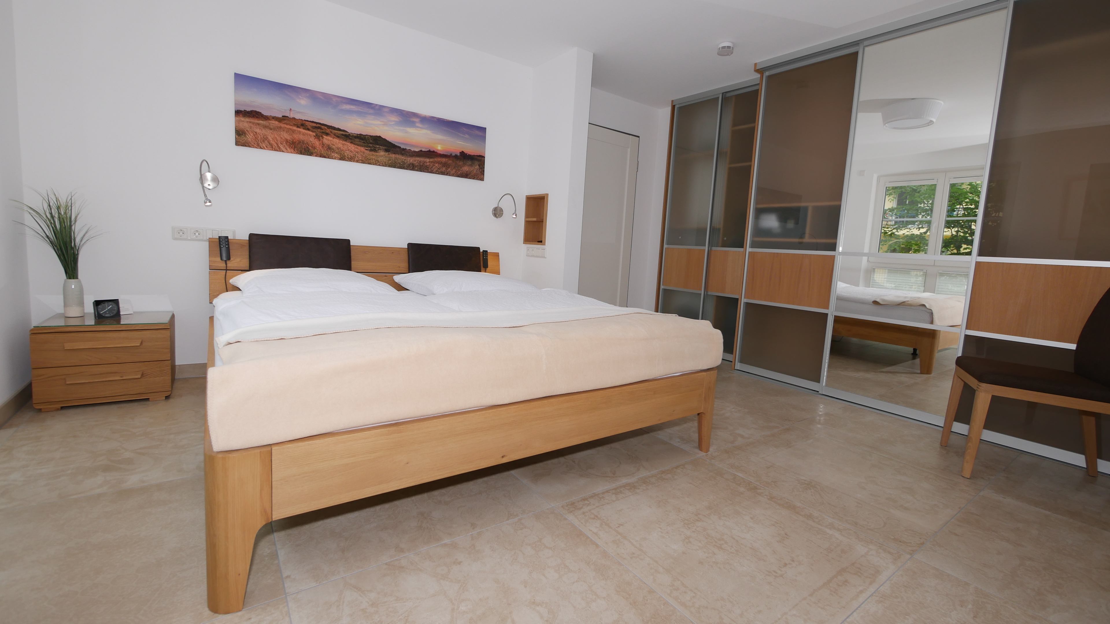 Rollstuhl-Urlaub: Schlafzimmer mit Doppelbett und 2 elektrisch verstellbaren Lattenrosten - Landhaus Wilkens - Bungalow Nordlicht