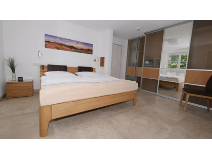 Rollstuhlgerechte Unterkunft - Unterkunftsart: Ferienhaus - Schlafzimmer mit Doppelbett und 2 elektrisch verstellbaren Lattenrosten - Landhaus Wilkens - Bungalow Nordlicht