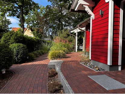 Rollstuhlgerechte Unterkunft - Unterkunftsart: Ferienhaus - Zuwegung/ Rampe zur Terrasse und zum Hauseingang - Landhaus Wilkens - Bungalow Nordlicht