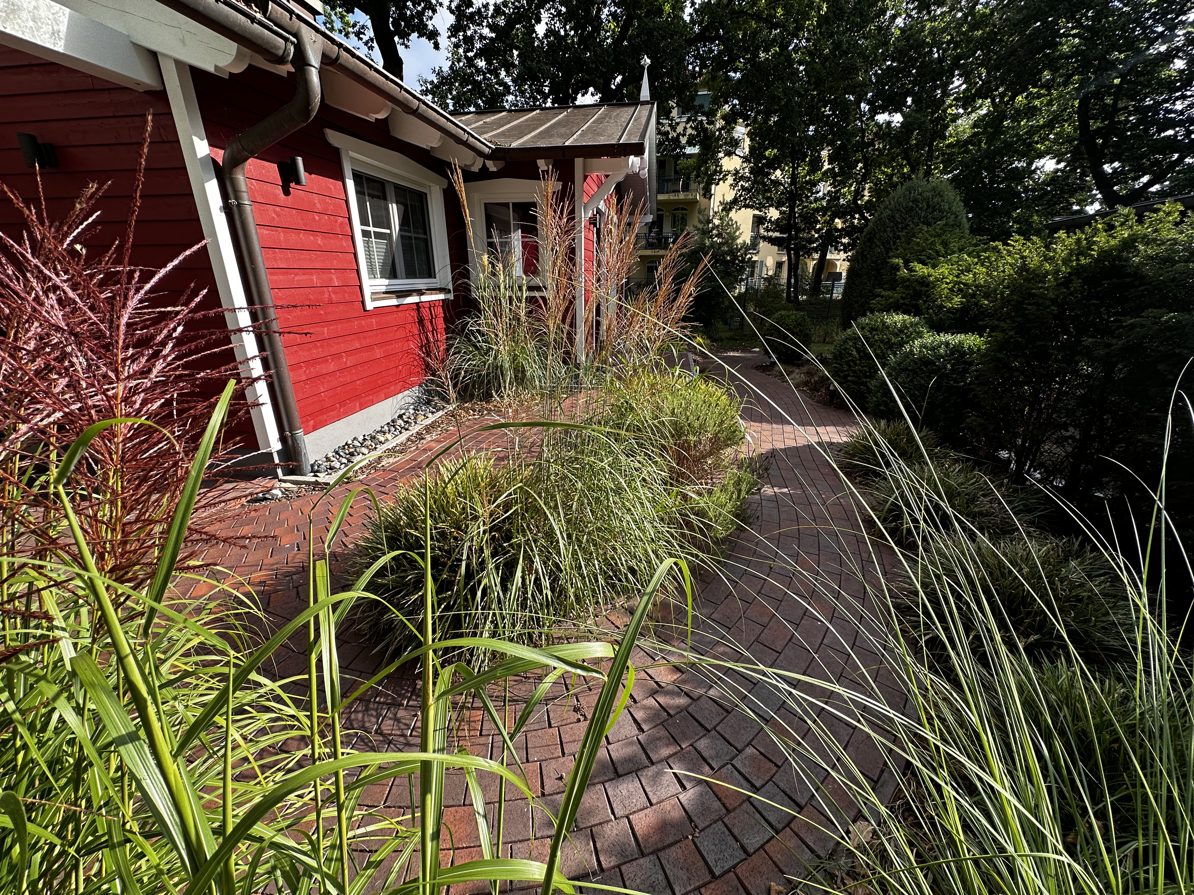 Rollstuhlgerechte Unterkunft - Zuwegung/ Rampe zur Terrasse und zum Hauseingang - Landhaus Wilkens - Bungalow Nordlicht