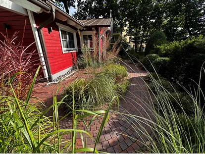 Rollstuhlgerechte Unterkunft - Unterkunftsart: Ferienhaus - Zuwegung/ Rampe zur Terrasse und zum Hauseingang - Landhaus Wilkens - Bungalow Nordlicht