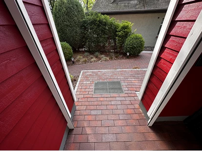 Rollstuhlgerechte Unterkunft - Unterkunftsart: Ferienhaus - Eingangsbereich zum Vorraum Hauseingangstür - Landhaus Wilkens - Bungalow Nordlicht