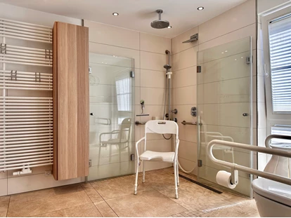 Rollstuhlgerechte Unterkunft - Unterkunftsart: Ferienhaus - Dusche mit freistehendem Duschsitz - Landhaus Wilkens - Bungalow Nordlicht