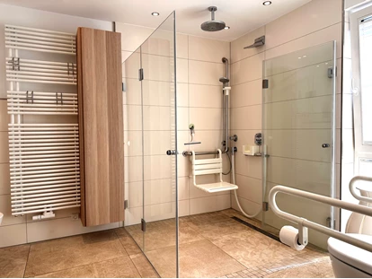 Rollstuhlgerechte Unterkunft - Unterkunftsart: Ferienhaus - Dusche mit eingehängtem Duschsitz - Landhaus Wilkens - Bungalow Nordlicht