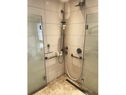 Rollstuhlgerechte Unterkunft - Unterkunftsart: Ferienhaus - Duschbad mit Haltegriffen, Regendusche, Handbrause, Schwalldusche und Kneipschlauch - Landhaus Wilkens - Bungalow Nordlicht
