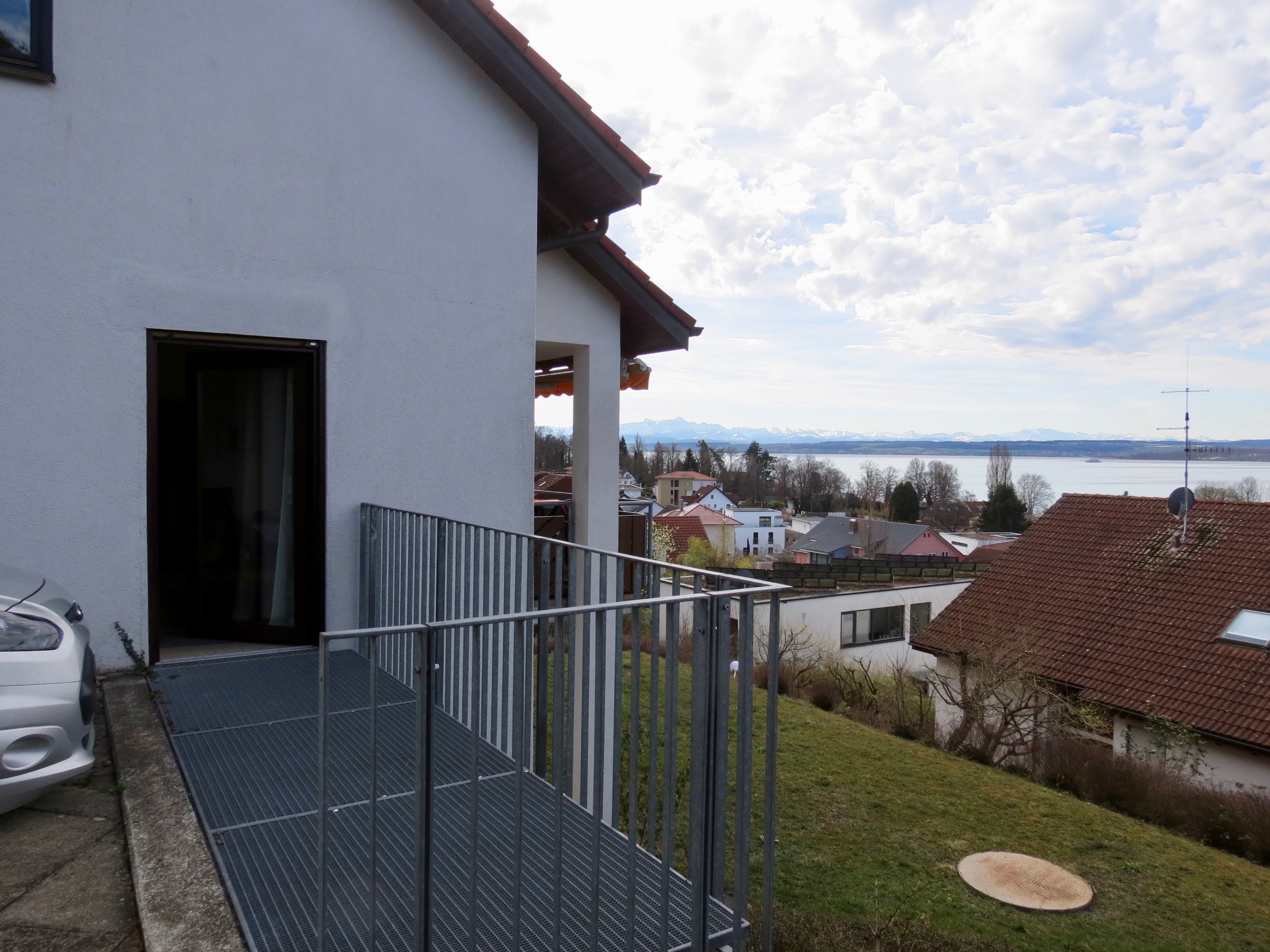 Rollstuhlgerechte Unterkunft - Pflegebett - Baden-Württemberg - Eingang Terrasse vom Parkplatz am Haus aus - Barrierefreie Ferienwohnung Bodenseeblick