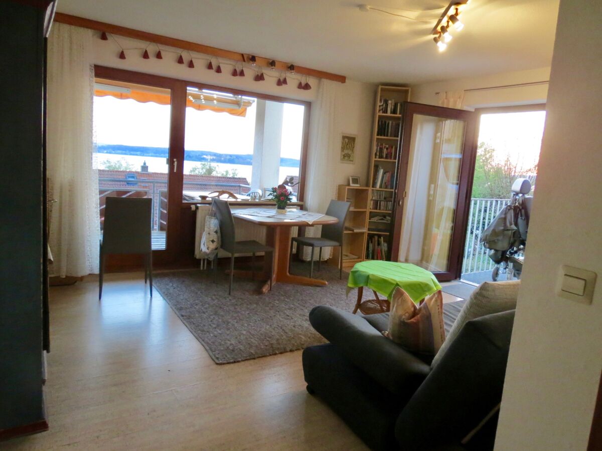 Rollstuhl-Urlaub: Wohn-/Esszimmer mit Balkon und Terrassenein-/ausgang - Barrierefreie Ferienwohnung Bodenseeblick