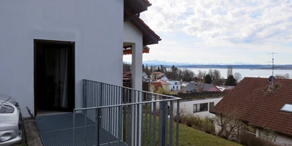 Rollstuhlgerechte Unterkunft - Pflegebett - Eingang Terrasse vom Parkplatz am Haus aus - Barriererfreie Ferienwohnung Bodenseeblick