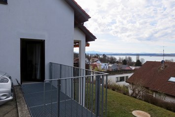 Rollstuhl-Urlaub: Eingang Terrasse vom Parkplatz am Haus aus - Barriererfreie Ferienwohnung Bodenseeblick