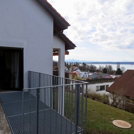 Rollstuhl-Urlaub: Eingang Terrasse vom Parkplatz am Haus aus - Barriererfreie Ferienwohnung Bodenseeblick