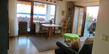 Rollstuhlgerechte Unterkunft - Pflegebett - Wohn-/Esszimmer mit Balkon und Terrassenein-/ausgang - Barriererfreie Ferienwohnung Bodenseeblick