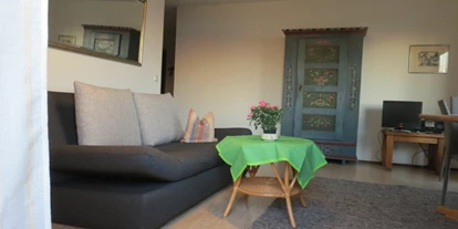 Rollstuhlgerechte Unterkunft - Pflegebett - Wohnzimmer mit Ausziehcouch - Barriererfreie Ferienwohnung Bodenseeblick