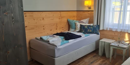 Rollstuhlgerechte Unterkunft - Oberbayern - Schlafzimmer  mit hochwertigem Boxspring Betten  und genügend Platz zum Wenden des Rollstuhls oder Rollator  - Barrierefreie Ferienwohnung im 115 Jahre altem Jugendstilhaus