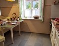 Rollstuhl-Urlaub: Küche mit Sitzplatz und genügen Platz zur Küche  - Barrierefreie Ferienwohnung im 115 Jahre altem Jugendstilhaus 