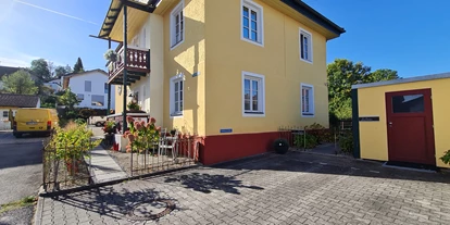 Rollstuhlgerechte Unterkunft - Oberbayern - Parkplatz für Gäste  - Barrierefreie Ferienwohnung im 115 Jahre altem Jugendstilhaus