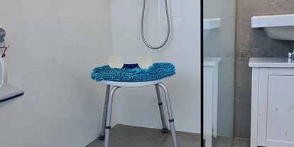 Rollstuhlgerechte Unterkunft - Oberbayern - Dusche ohne Stufe oder Kante mit Duschhocker - Barrierefreie Ferienwohnung im 115 Jahre altem Jugendstilhaus