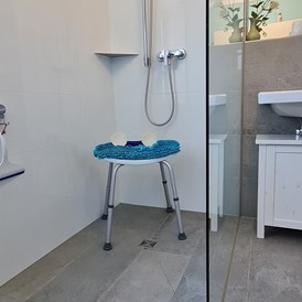 Rollstuhl-Urlaub: Dusche ohne Stufe oder Kante - Barrierefreie Ferienwohnung im 115 Jahre altem Jugendstilhaus 
