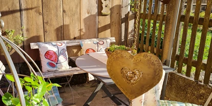 Rollstuhlgerechte Unterkunft - Oberbayern - Schöner Sitzplatz im Garten! Barierefrei!! - Barrierefreie Ferienwohnung im 115 Jahre altem Jugendstilhaus