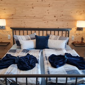 Rollstuhl-Urlaub: Schlafzimmer mit Doppelbett  - Barrierefreie Ferienwohnung im 115 Jahre altem Jugendstilhaus 