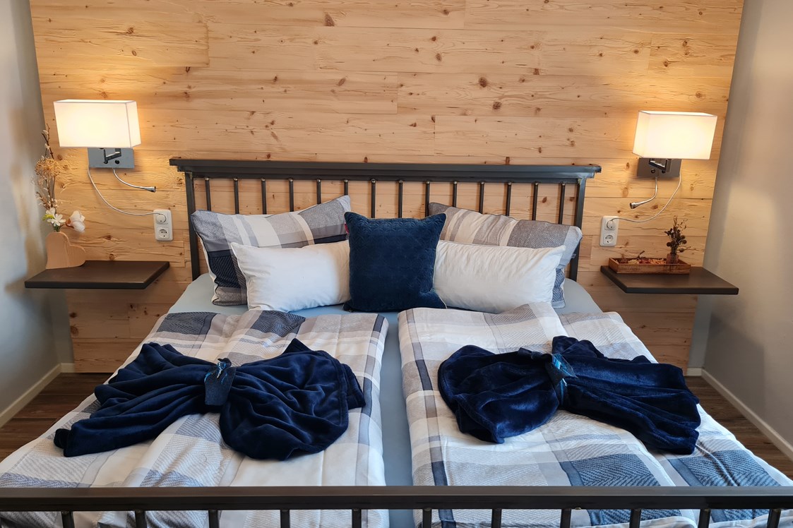 Rollstuhl-Urlaub: Schlafzimmer mit Doppelbett  - Barrierefreie Ferienwohnung im 115 Jahre altem Jugendstilhaus 