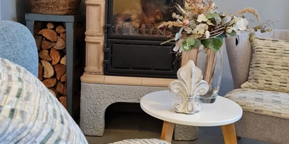 Rollstuhlgerechte Unterkunft - Oberbayern - Gemütliches Plätzchen vor dem Kaminofen  - Barrierefreie Ferienwohnung im 115 Jahre altem Jugendstilhaus