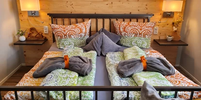 Rollstuhlgerechte Unterkunft - Oberbayern - Schlafzimmer 1
Großes Doppelbett mit genügend Platz für Rollstuhl  - Barrierefreie Ferienwohnung im 115 Jahre altem Jugendstilhaus