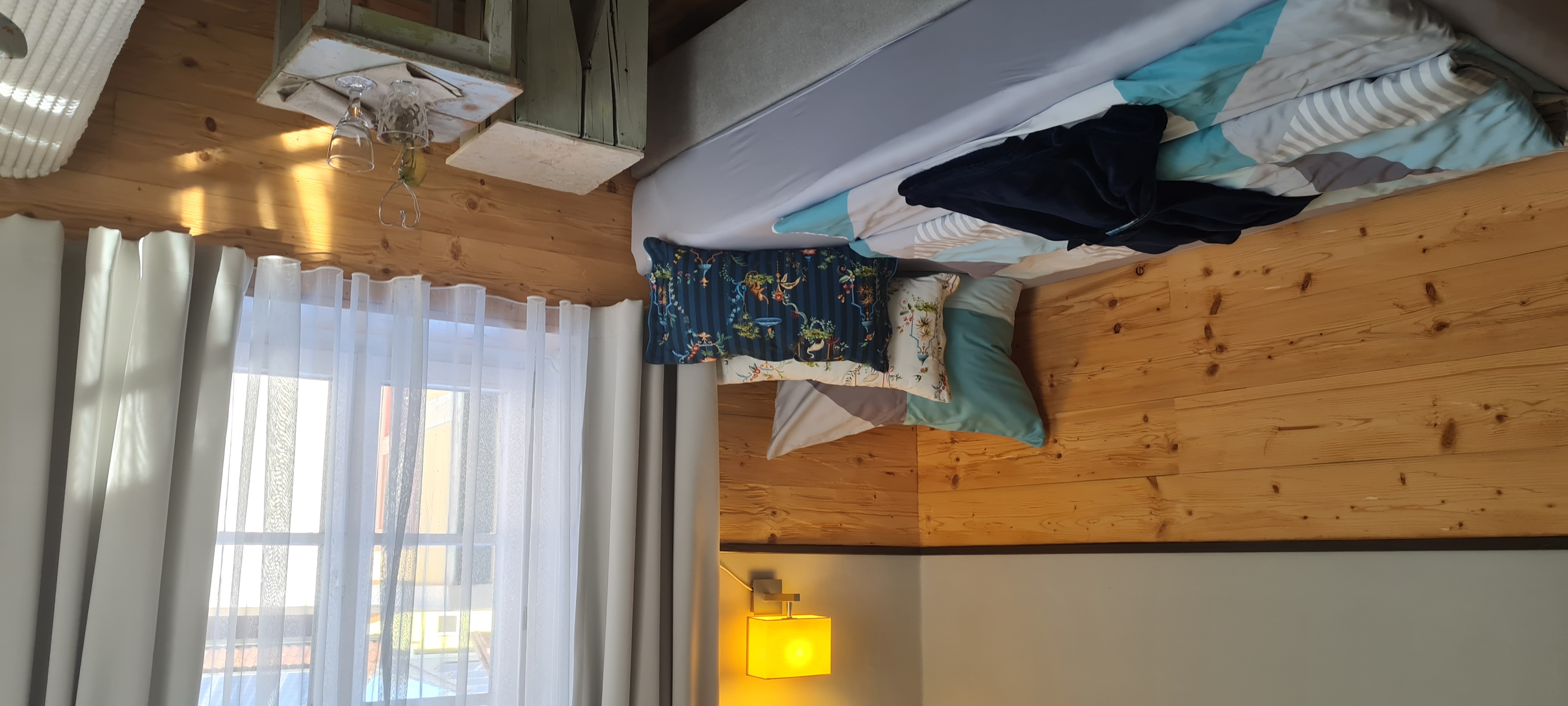 Rollstuhl-Urlaub: Hochwertige Boxspring Betten im Schlafzimmer 2 - Barrierefreie Ferienwohnung im 115 Jahre altem Jugendstilhaus 