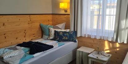 Rollstuhlgerechte Unterkunft - Oberbayern - Hochwertige Boxspring Betten im Schlafzimmer 2 - Barrierefreie Ferienwohnung im 115 Jahre altem Jugendstilhaus