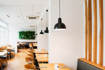 Rollstuhl-Urlaub: Sitzgelegenheiten im Frühstücksrestaurant Frannys - Hotel Zeitgeist Vienna