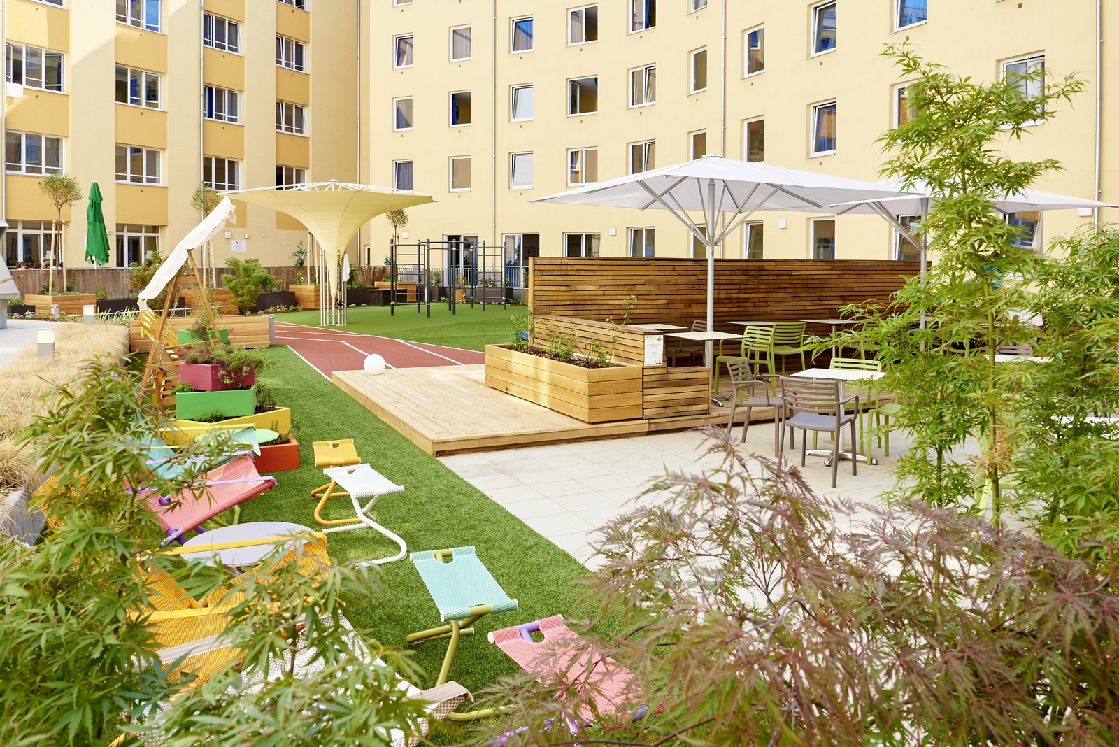 Rollstuhl-Urlaub: Unser grüner „Garten der Gäste“ im ruhigen Innenhof des Hotels ist das ideale Plätzchen, um sich zwischen den City-Erkundungen auszuruhen und die eine oder andere Wiener Kaffeespezialität zu genießen.  - Hotel Zeitgeist Vienna