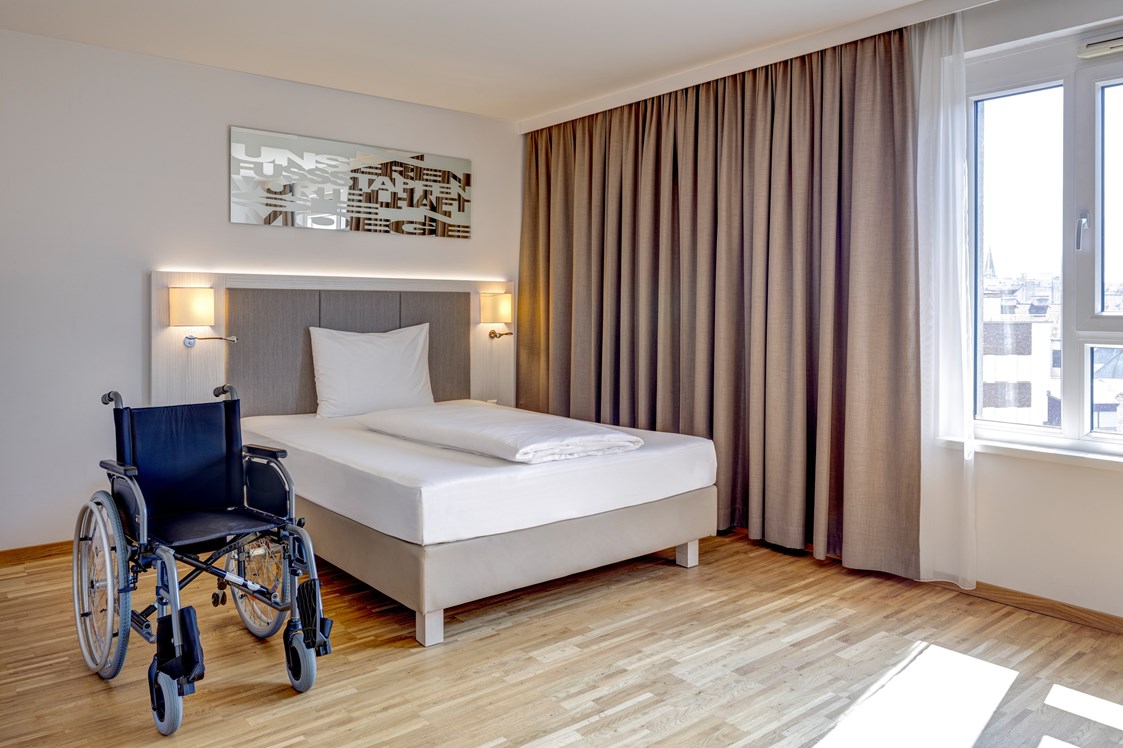 Rollstuhl-Urlaub: Genießen Sie 100%ige Barrierefreiheit auf 23 m² für einen sorgenfreien Aufenthalt. 
(10 barrierefreie Zimmer) 
- Queen-size Bett (160 x 200cm)  
- Das Bett (inklusive Auflage) ist 60 cm hoch aber kann auf Wunsch auf 50 cm verstellt werden.
- Das Bett ist von beiden Seiten komfortabel mit dem Rollstuhl erreichbar (ca. 130 cm Platz zwischen Bett und Wand) - Hotel Zeitgeist Vienna