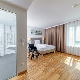 Rollstuhl-Urlaub: Zimmeransicht mit Badezimmer
- unsere Zimmer als auch Badezimmertüren sind 100 cm breit und daher gut mit dem Rollstuhl befahrbar. - Hotel Zeitgeist Vienna