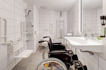 Rollstuhl-Urlaub: - Der Waschtisch ist unterfahrbar und rollstuhlgerecht auf 84 cm Höhe angebracht
- Haltegriffe sind bei der Dusche und Toilette angebracht
- Alarmschnur befindet sich neben der Toilette - Hotel Zeitgeist Vienna