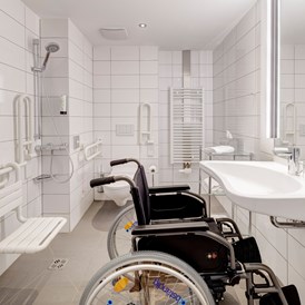 Rollstuhl-Urlaub: - Der Waschtisch ist unterfahrbar und rollstuhlgerecht auf 84 cm Höhe angebracht
- Haltegriffe sind bei der Dusche und Toilette angebracht
- Alarmschnur befindet sich neben der Toilette - Hotel Zeitgeist Vienna