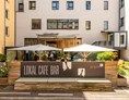 Rollstuhl-Urlaub: Innenhof Ansicht unserer Lokal-Café-Bar Pergola - Hotel Zeitgeist Vienna
