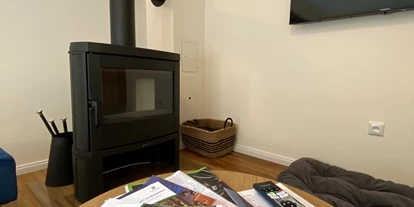 Rollstuhlgerechte Unterkunft - mit Hund - Seiffen/Erzgebirge - Kamin im Wohnzimmer - Ferienapartment A1 Villa Wilisch