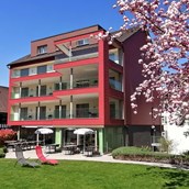 Rollstuhlgerechte Unterkunft: Hotelgarten mit Blick auf das Hotel - Ferienhotel Bodensee, Stiftung Pro Handicap