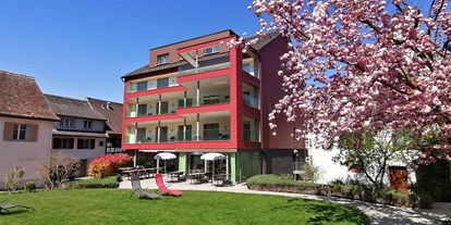Rollstuhlgerechte Unterkunft - Schweiz - Hotelgarten mit Blick auf das Hotel - Ferienhotel Bodensee, Stiftung Pro Handicap