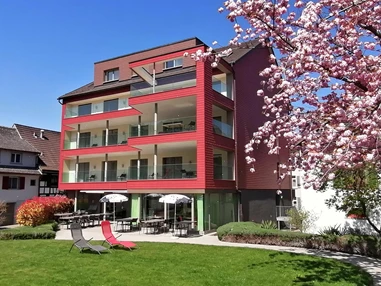 Rollstuhl-Urlaub: Hotelgarten mit Blick auf das Hotel - Ferienhotel Bodensee, Stiftung Pro Handicap