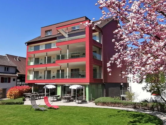 Rollstuhl-Urlaub: Hotelgarten mit Blick auf das Hotel - Ferienhotel Bodensee, Stiftung Pro Handicap